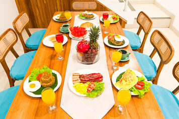 Villa Lois Dining Table